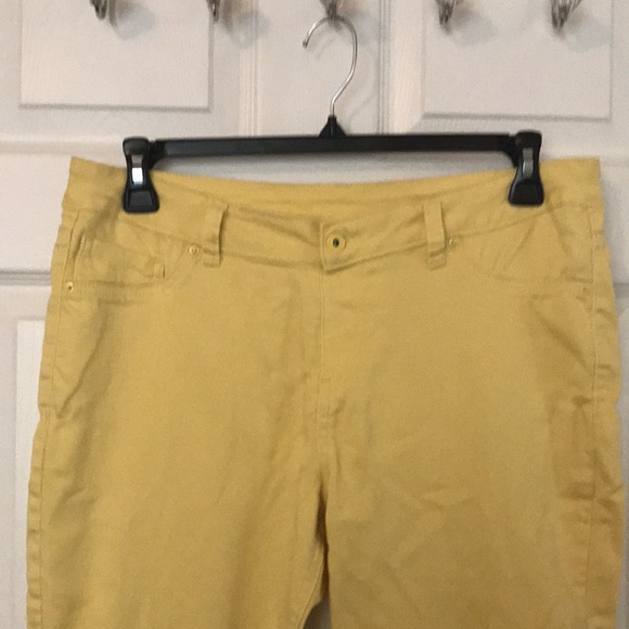 Really cute women’s capris so comfy!!! - Picture 2 of 4